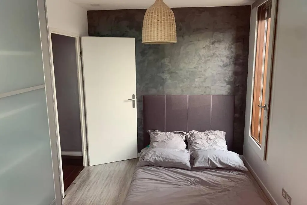 Appartement dernier étage, balcon, parking gratuit !-1
