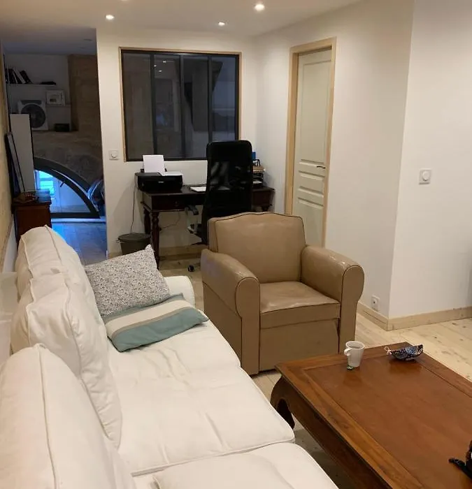 chambre avec salle de bain et cuisine privée centre ville historique avec climatisation et patio-1