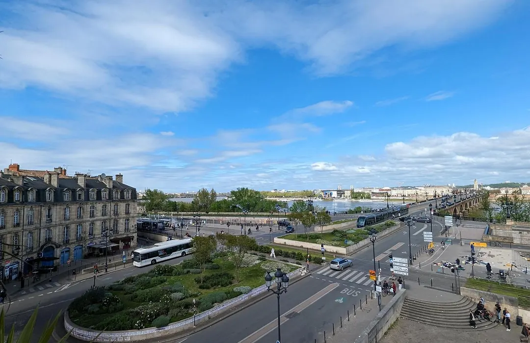 Appartement de charme sous les toits avec vue sur la Garonne-1