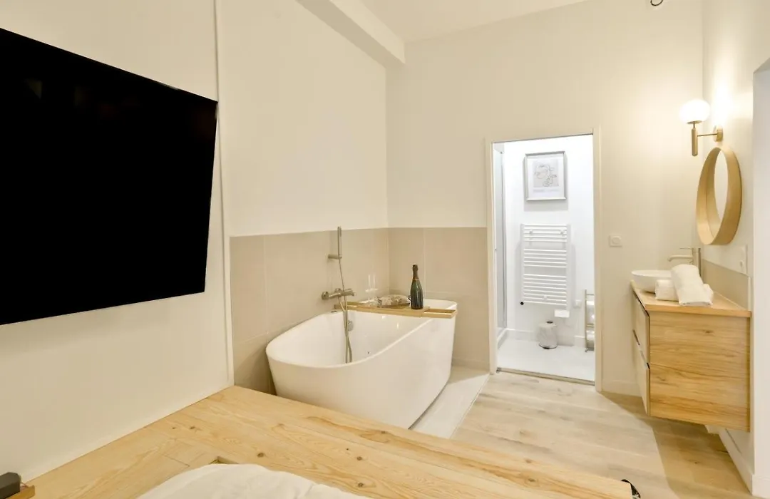 Luxury Suite Spa Bath&Cinema Screen- Bordeaux-1