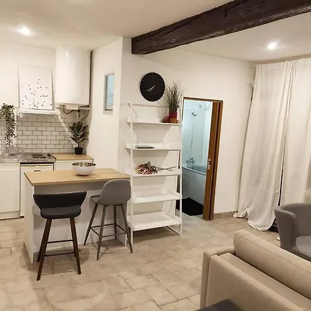 Bordeaux : grand studio cosy avec cour privative-2