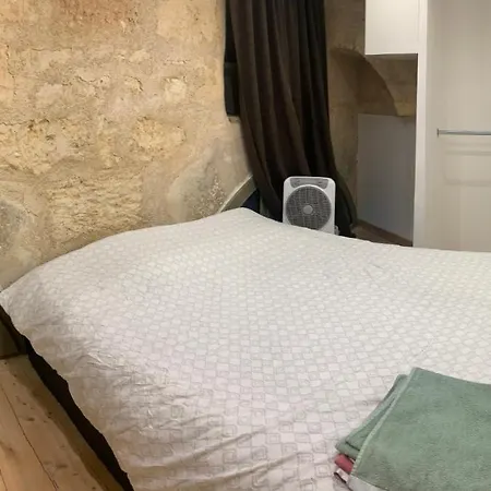 chambre avec salle de bain et cuisine privée centre ville historique avec climatisation et patio-2