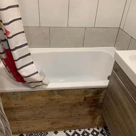 chambre avec salle de bain et cuisine privée centre ville historique avec climatisation et patio-3