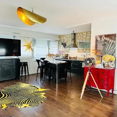 Loft atypique 130 m2 Clim patio couvert et terrasse pkg gratuit tram à 5mn à pied un accès direct au centre-ville-3