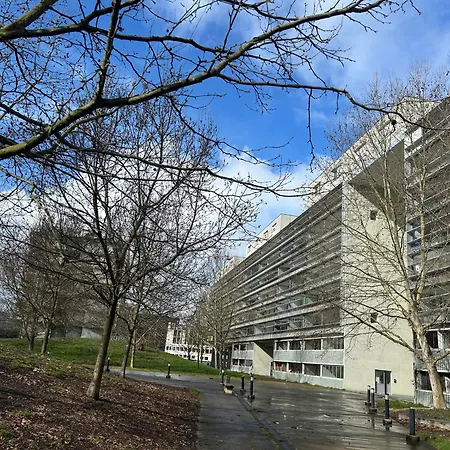 Large Bright T4, Tram, Parking-2