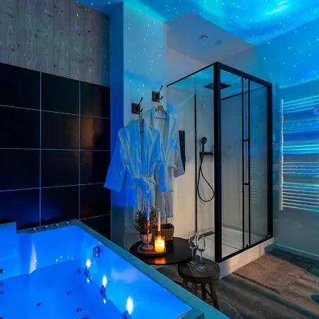 Le Nid Douillet, Center, Jacuzzi, Sensory Shower-2