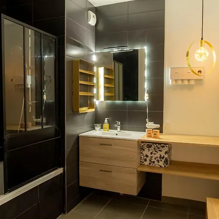 Bright Apartment Near The Lake-2
