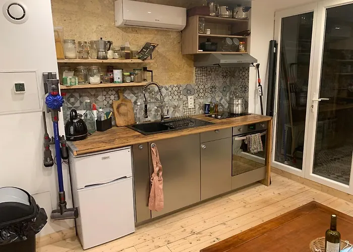 chambre avec salle de bain et cuisine privée centre ville historique avec climatisation et patio Bordeaux