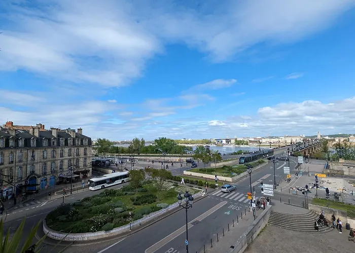 Appartement de charme sous les toits avec vue sur la Garonne Bordeaux