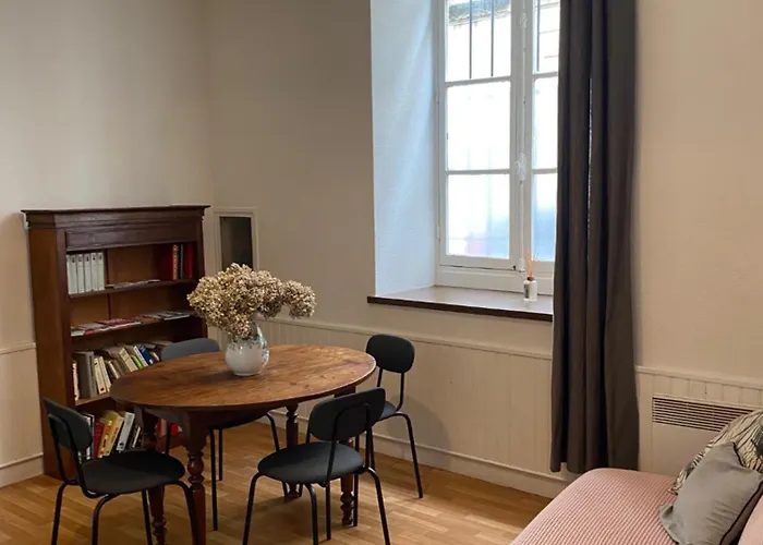 Grand studio style bordelais dans le triangle d'or Bordeaux