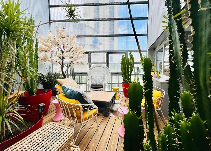 Loft atypique 130 m2 Clim patio couvert et terrasse pkg gratuit tram à 5mn à pied un accès direct au centre-ville Bordeaux