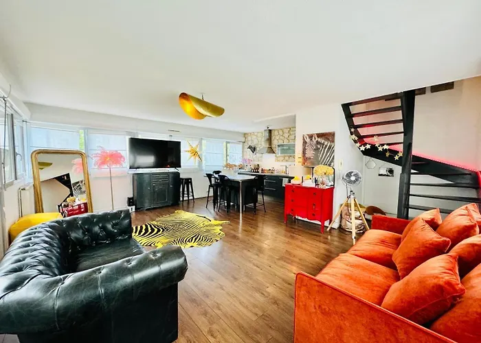 Loft atypique 130 m2 Clim patio couvert et terrasse pkg gratuit tram à 5mn à pied un accès direct au centre-ville Bordeaux