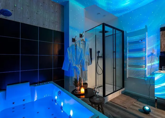 Le Nid Douillet, Center, Jacuzzi, Sensory Shower Bordeaux
