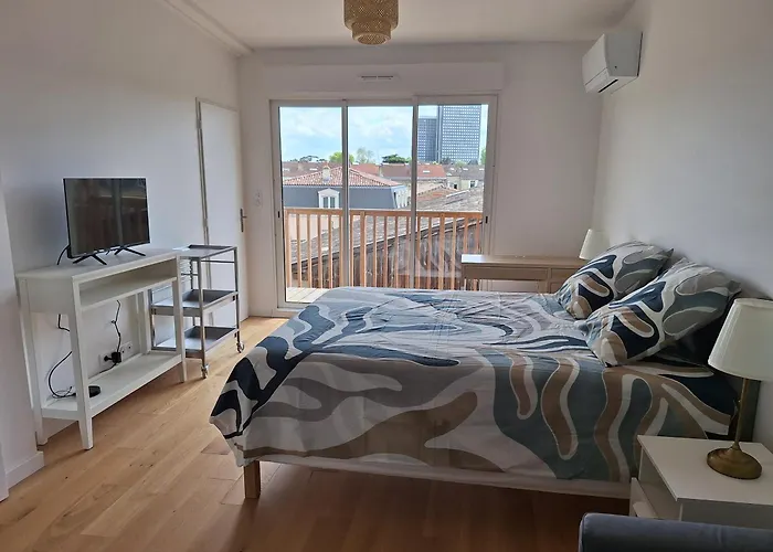 Studio 1 rénové lit queen size balcon garage Bordeaux