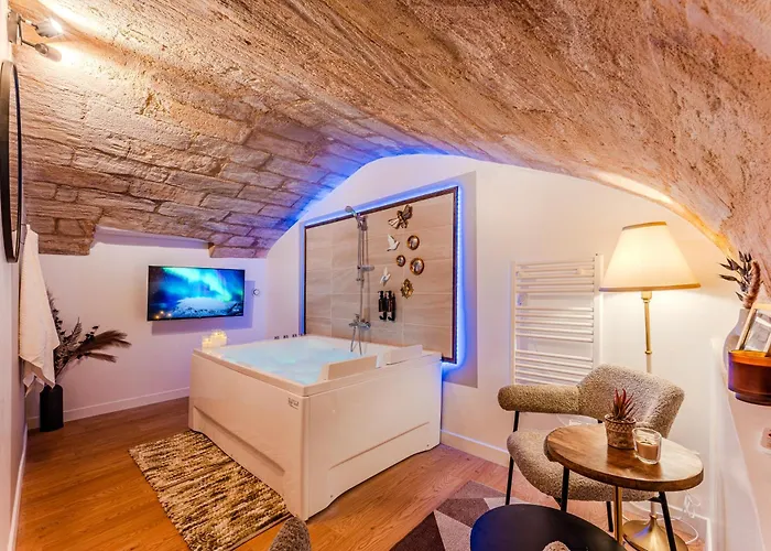 Suite d'Exception sous Voûtes avec Spa&Cinéma Bordeaux